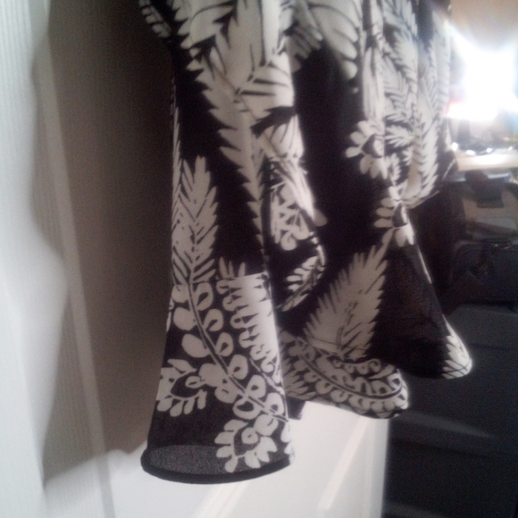 I.N.C NWT Black & White Blouse 3/4 Flounce Ruffle Sleeves Hi Low Size Pe… - Picture 2 of 10